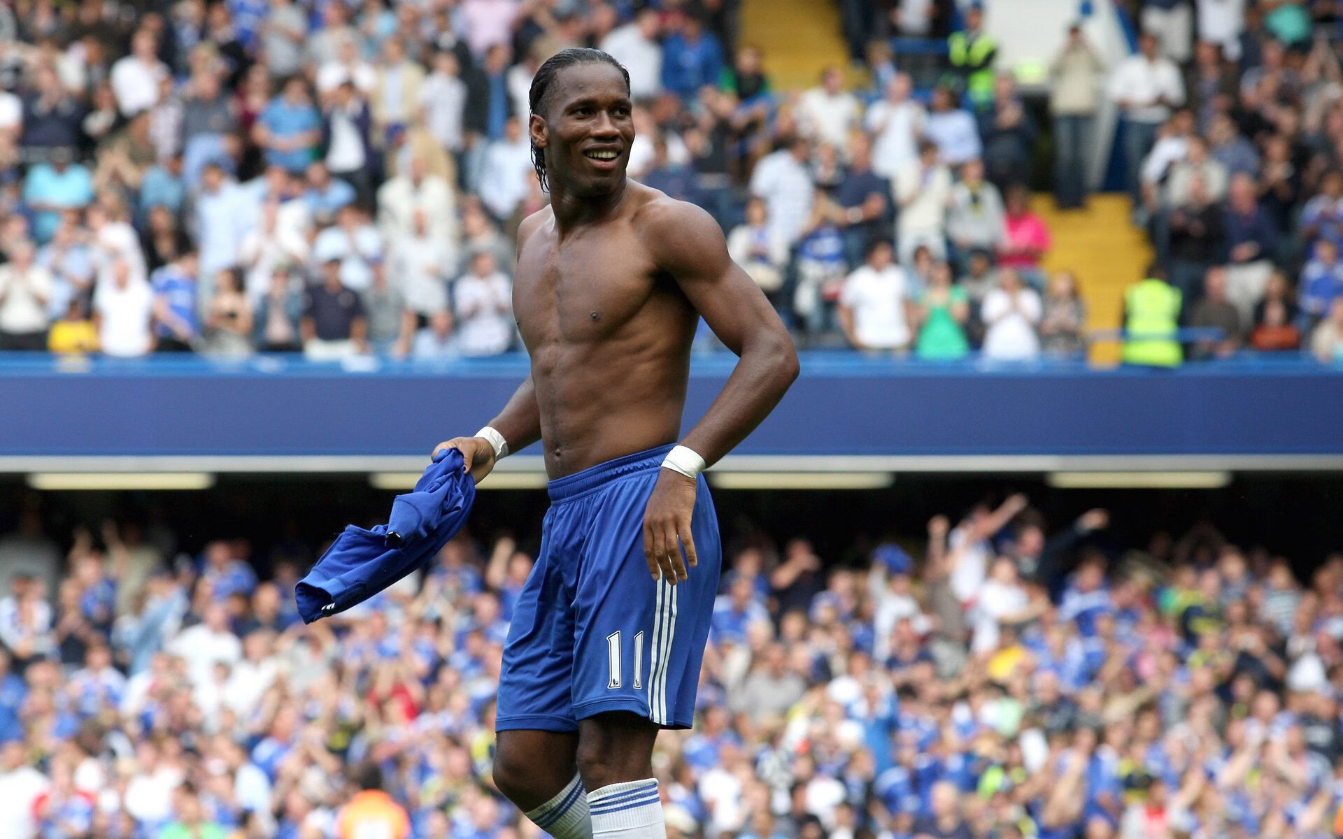 德甲俱乐部球场停车配套升级对周边商圈的带动效益，德甲的球场是不是小些